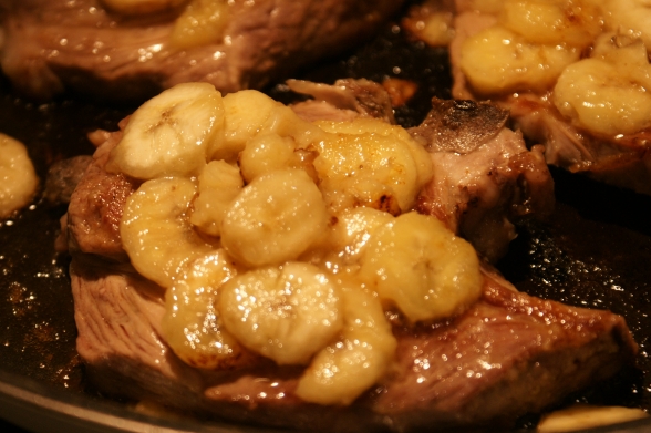 Côtes de porc à la banane flambée