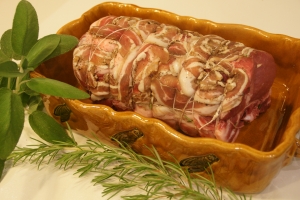 Rôti de porc à la pancetta et sa polenta aux herbes