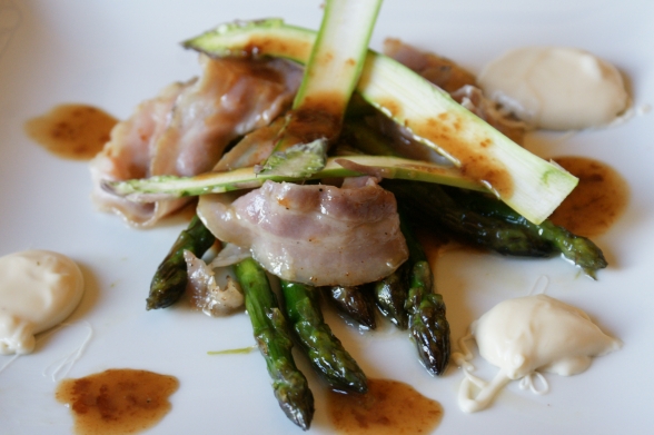Asperges au bouillon de cochon