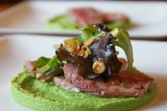 Jarret de porc à la purée de petit pois