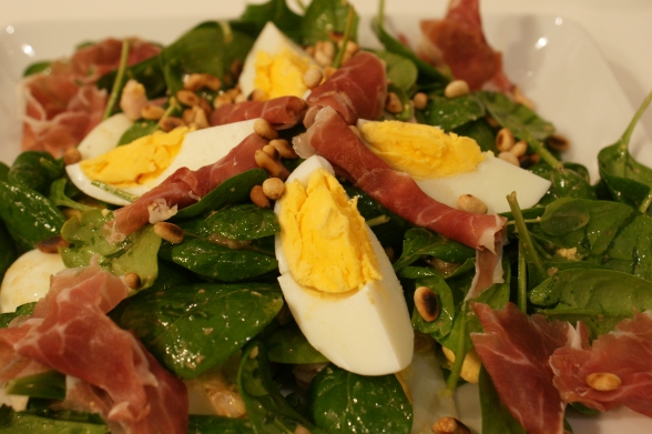 Salade au jambon cru et pignons de pin