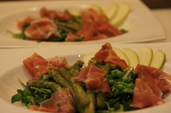 Salade printanière au jambon cru